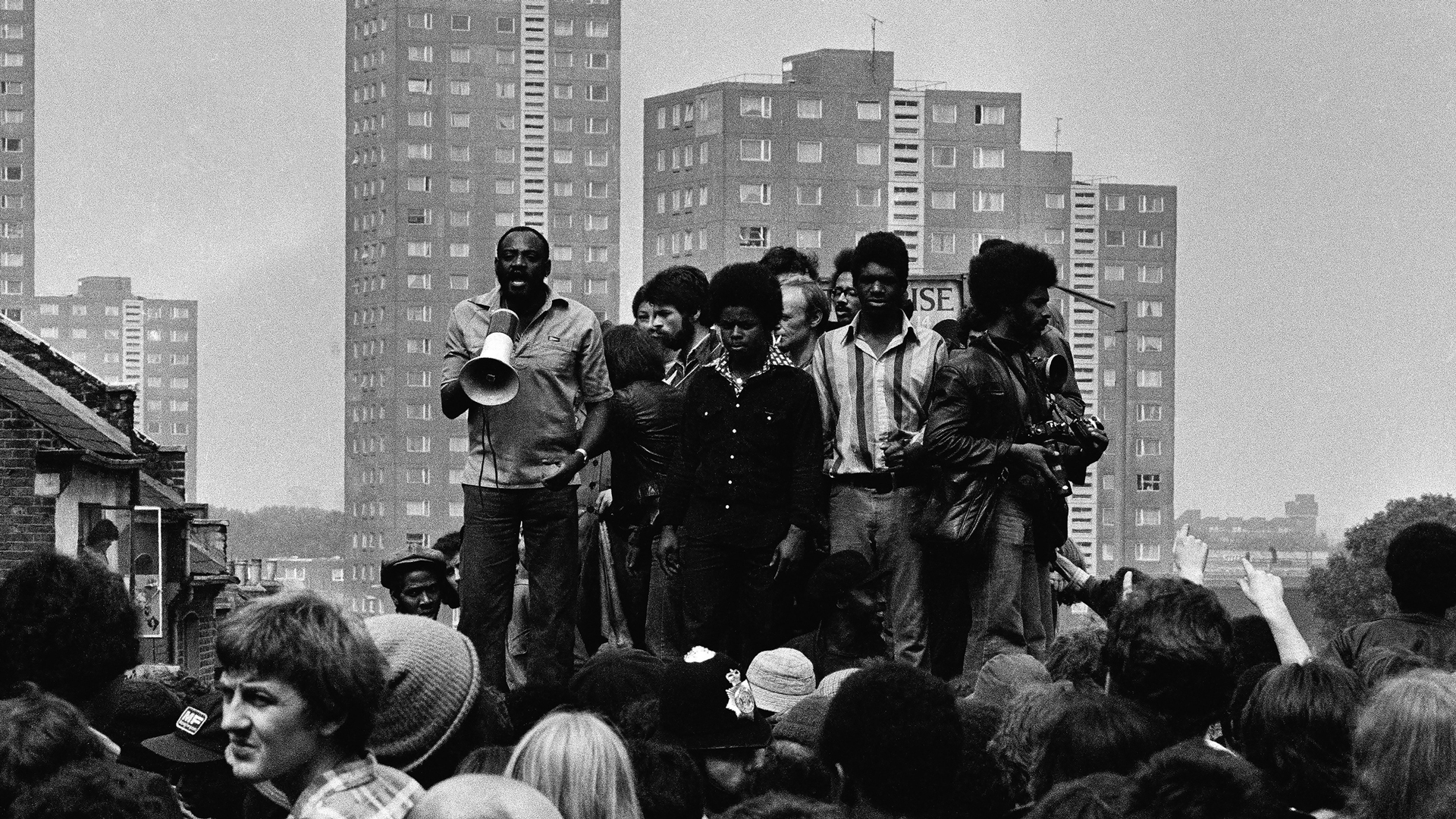 "Levantamiento" cubre tres eventos de 1981: el New Cross Fire, el Día de Acción del Pueblo Negro y el Levantamiento de Brixton.