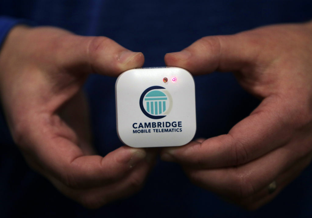 Un sensor telemático, fabricado por Cambridge Mobile Telematics, en 2018. El dispositivo de recolección de datos está diseñado para ser instalado en automóviles.