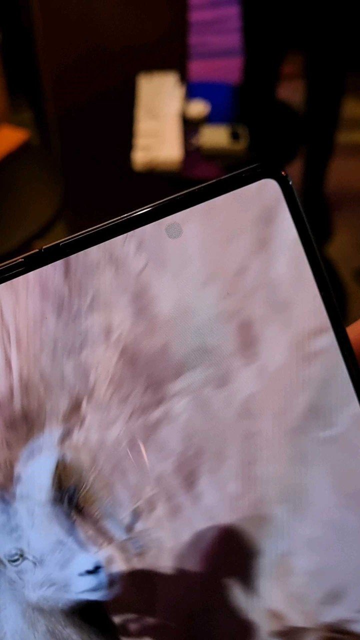 La Cámara "invisible" del Galaxy Z Fold 3 5G pasa desapercibido al mirar videos o al usar las cámaras traseras.