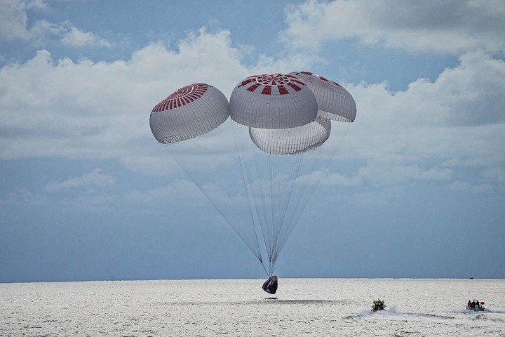 La cápsula de Florida.  salpicado de la costa del Centro Espacial Kennedy.  Foto: SpaceX