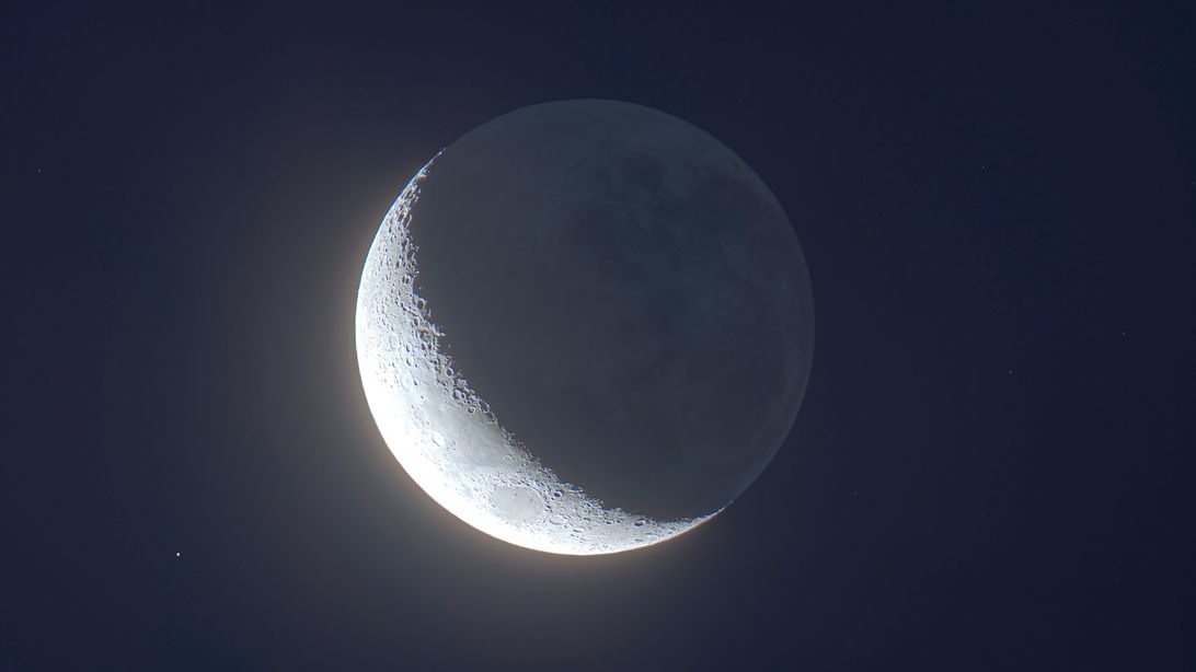 Luna y resplandor de la tierra