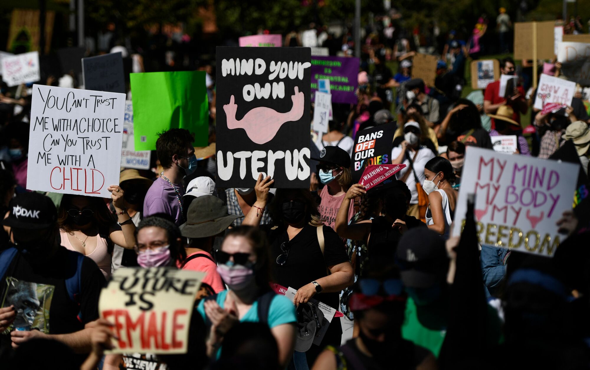 Aquí hay una multitud que se reunió en Los Ángeles para apoyar la Marcha de Mujeres por la Justicia del Aborto.