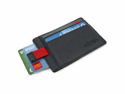 una billetera delgada con tarjetas de crédito 