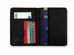 un estuche de tudia wllet con tarjetas de crédito y un pasaporte adentro
