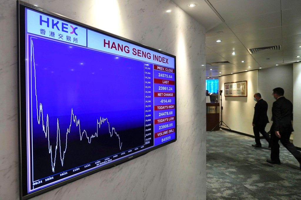 Una pantalla muestra el índice de acciones de Hong Kong en la Bolsa de Valores de Hong Kong.