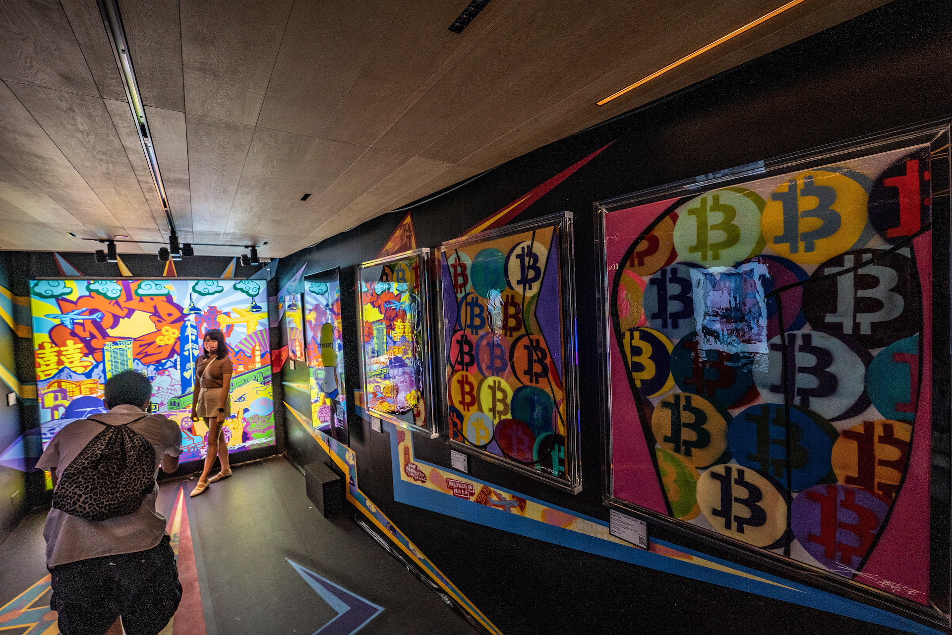 La obra de arte titulada "Mantenga su Bitcoin" por Gustav Szabo, también conocido como Szabotage.