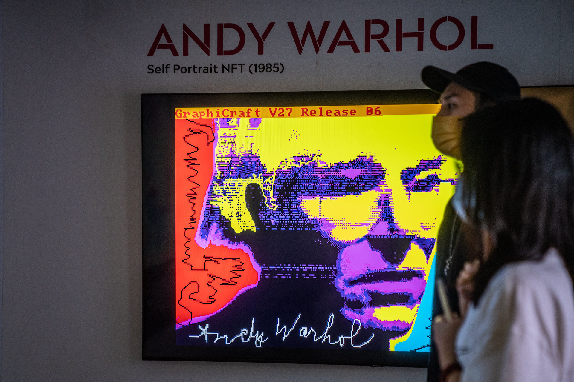 La obra de arte de NFT "Sin título (autorretrato)" de Andy Warhol en exhibición en la Digital Art Fair Asia.