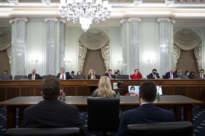 La ex empleada de Facebook Frances Haugen testificó esta mañana ante el Comité Senatorial de Comercio, Ciencia y Transporte.  Foto: AFP