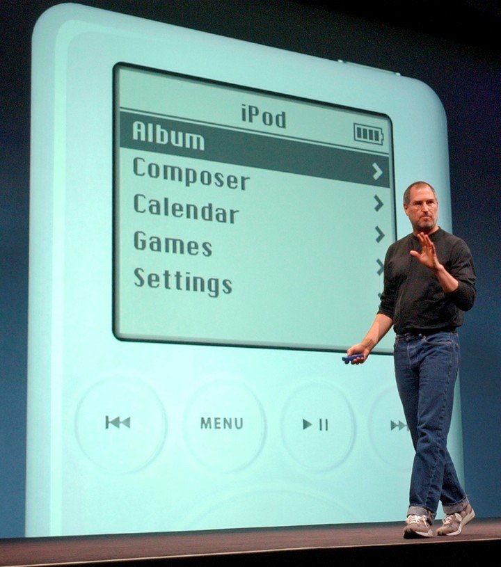 En abril de 2003, durante la presentación del primer iPad.  Foto AP
