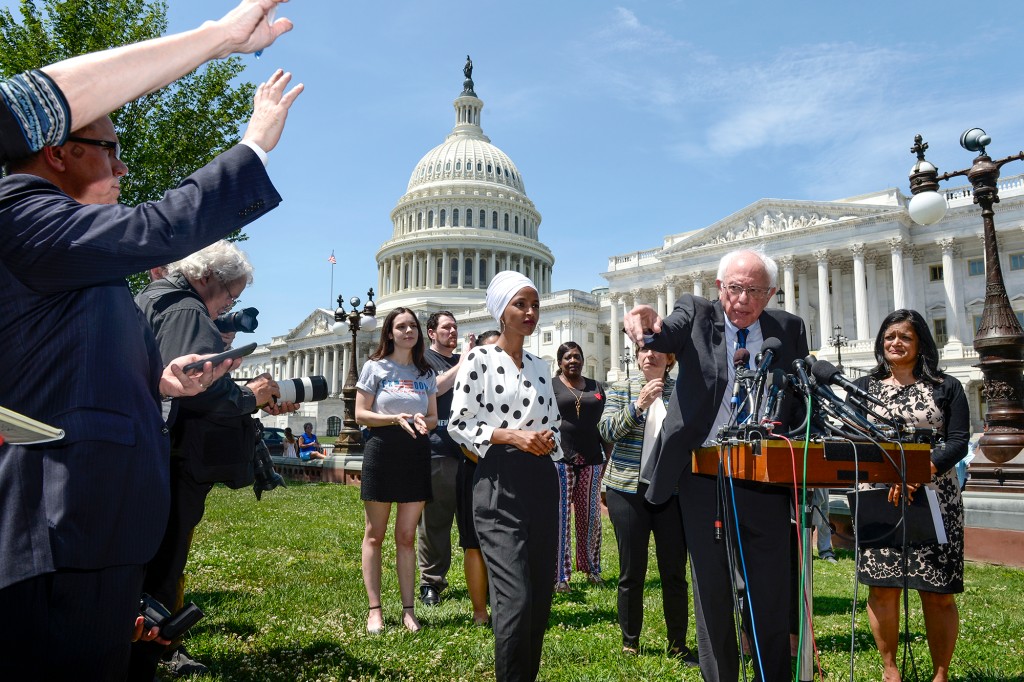El senador Bernie Sanders ofrece una conferencia de prensa.