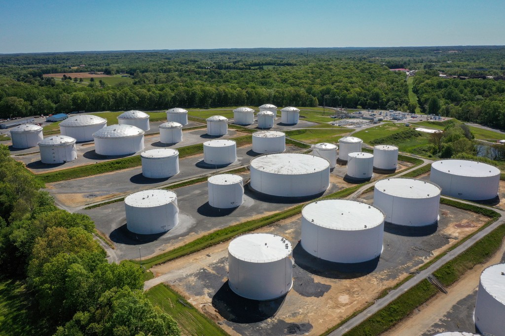 Los tanques de retención se ven en la estación Dorsey Junction de Colonial Pipeline