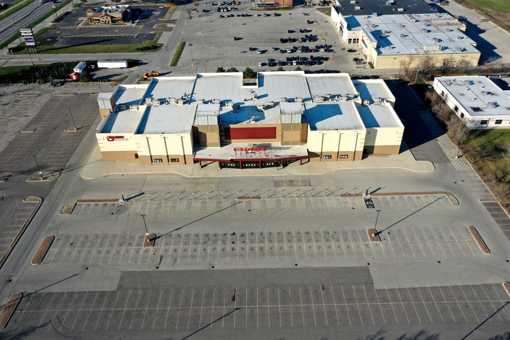 En una foto aérea tomada con un dron se ve un estacionamiento vacío frente a un cine Cinemark cerrado por el coronavirus COVID-19 el 4 de diciembre de 2020 i