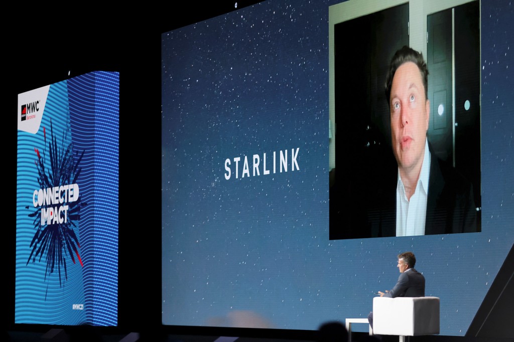 El fundador de SpaceX y CEO de Tesla, Elon Musk, habla en una pantalla durante el Mobile World Congress (MWC) en Barcelona, ​​España, el 29 de junio de 2021. 