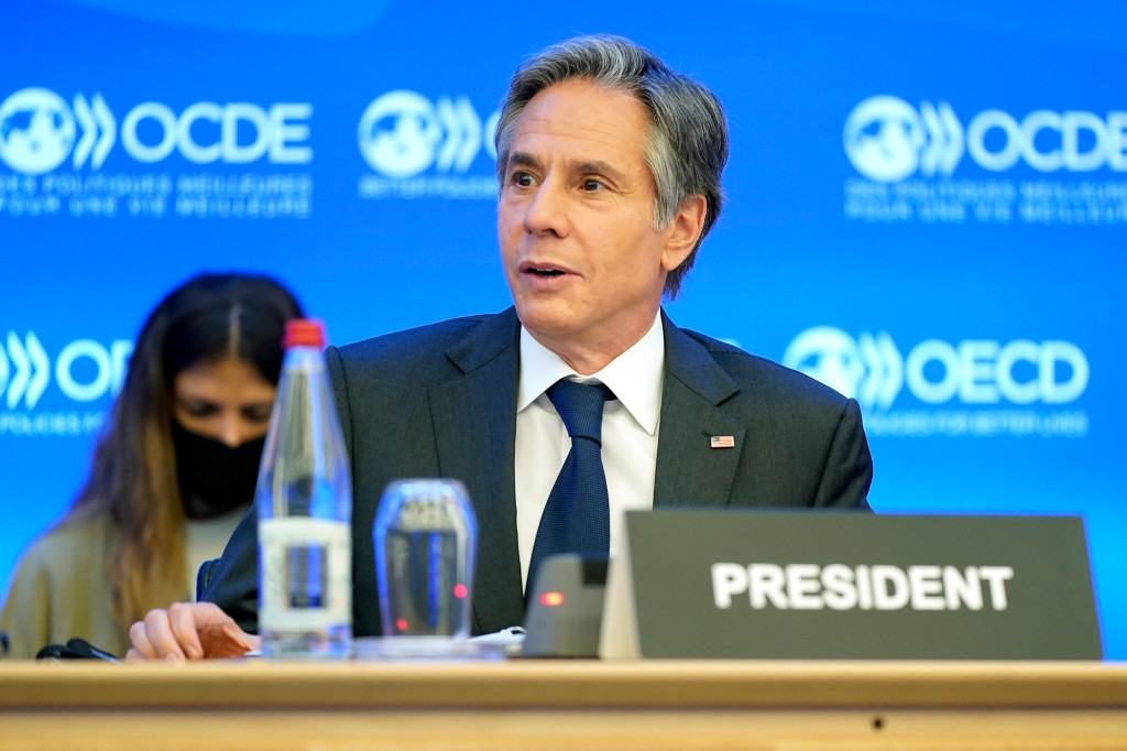 El secretario de Estado Antony Blinken habla durante una sesión de clausura en la reunión del Consejo Ministerial de la Organización para la Cooperación y el Desarrollo Económicos, el miércoles 6 de octubre de 2021, en París. 