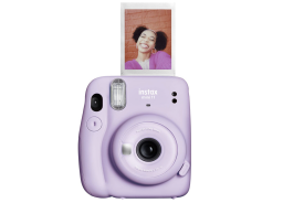 cámara instax mini 11 morada con impresión de fotos en la parte superior