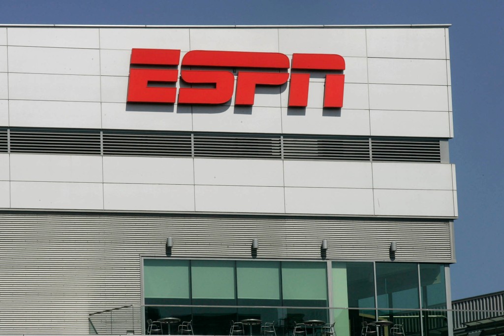 El logotipo de ESPN se muestra fuera de LA Live, que alberga ESPNZone, en Los Ángeles, California.