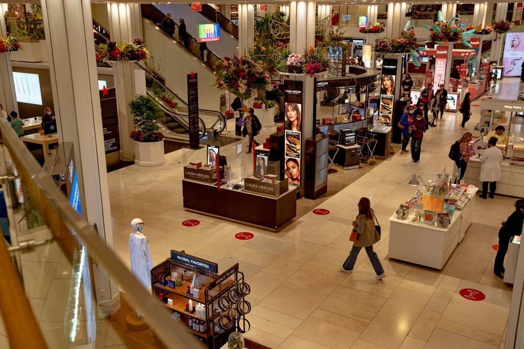 Como comprador caminando en el departamento de belleza del primer piso en Macy's.