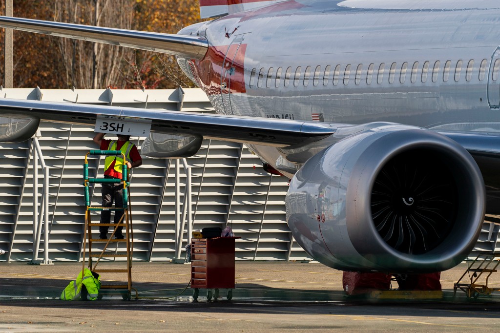 Un trabajador mantiene el ala de un avión Boeing 737 Max.