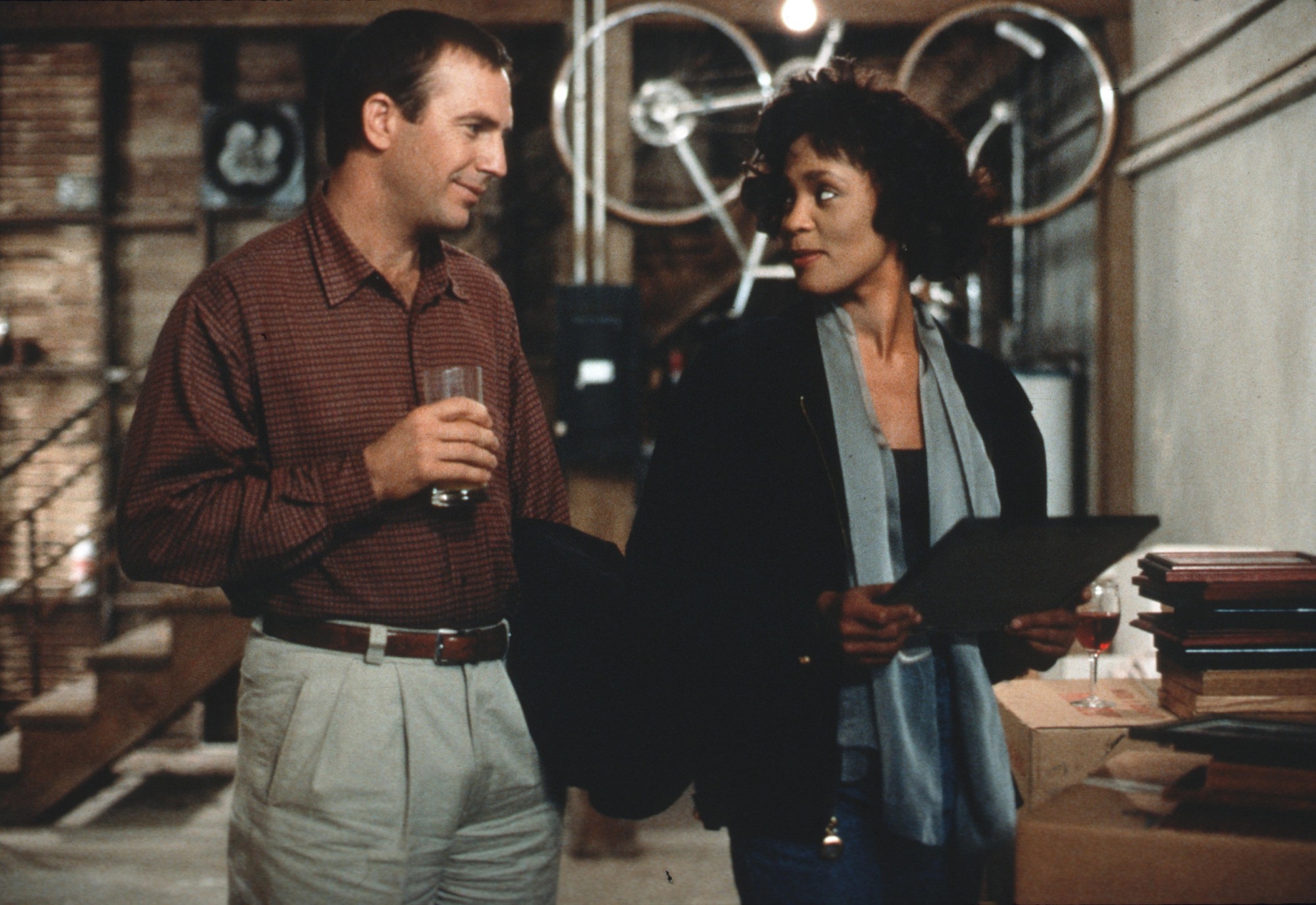 Kevin Costner y Whitney Houston caen con fuerza "El guardaespalda ."