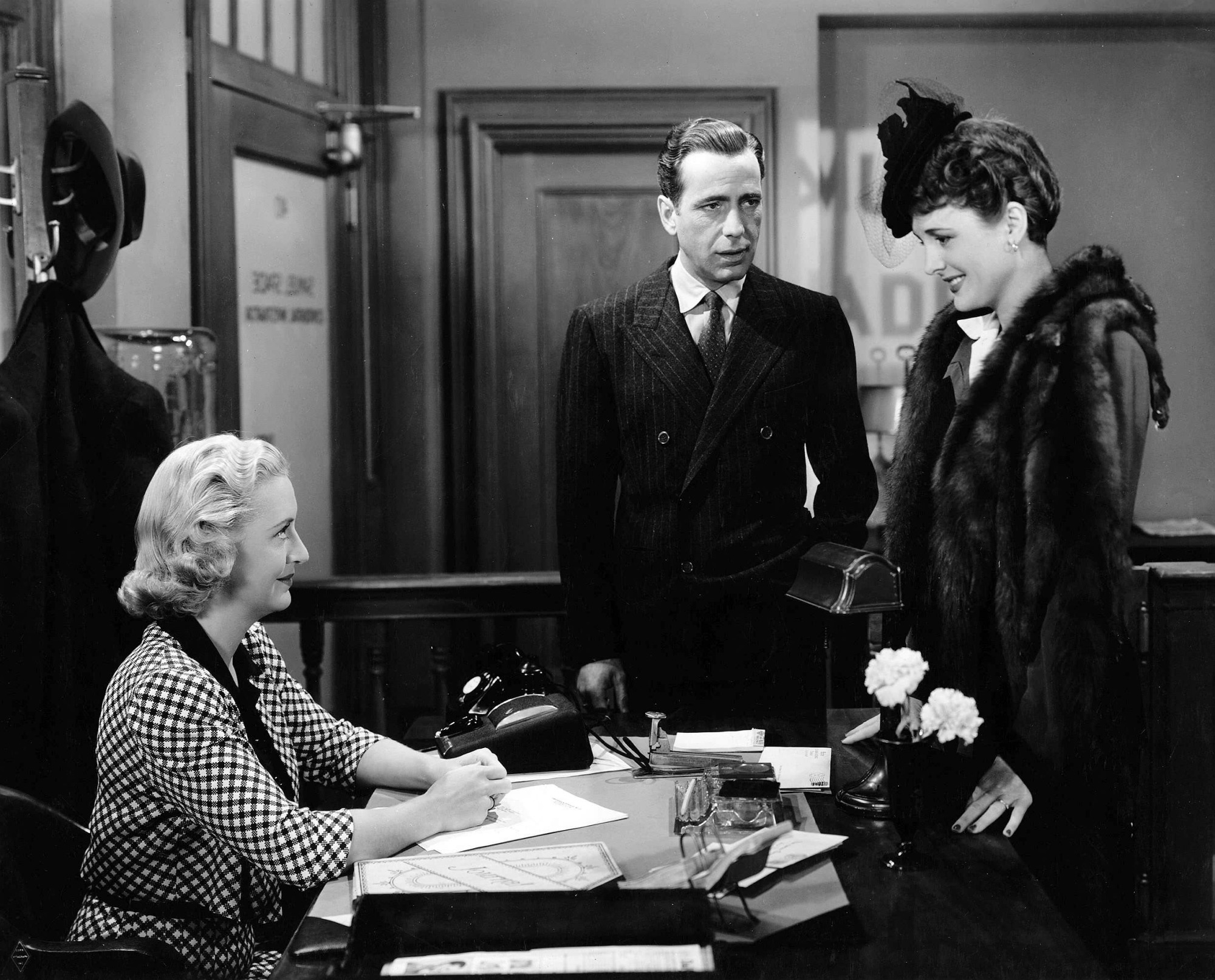 Humphrey Bogart, Mary Astor y Lee Patrick consiguen su noir en 'The Maltese Falcon'.