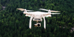 un dron blanco volando en el cielo