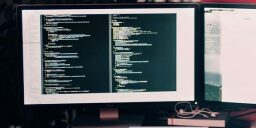 un monitor de computadora con código java en él