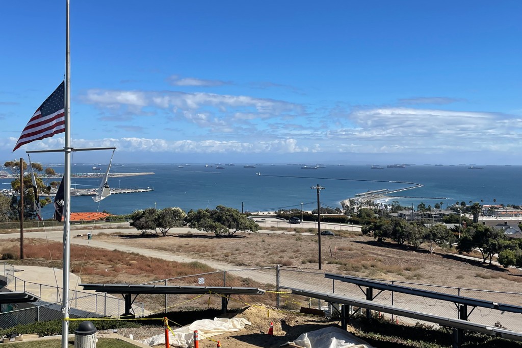 Un puerto de envío a la espera de embarcaciones en California.