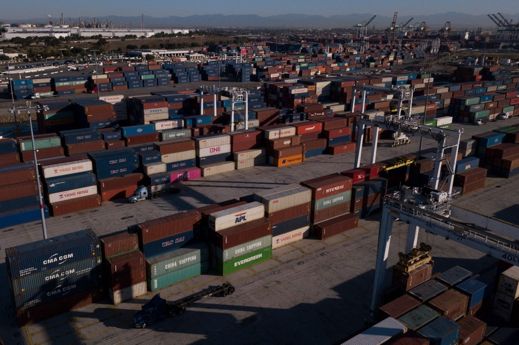 Contenedores de transporte de carga vistos en el puerto de Los Ángeles en San Pedro, California, el 15 de octubre de 2021.