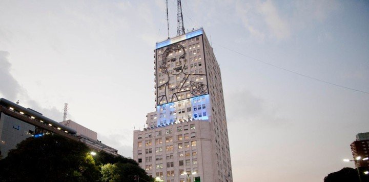 Escultura de Eva Perón en el histórico edificio de Desarrollo Social.