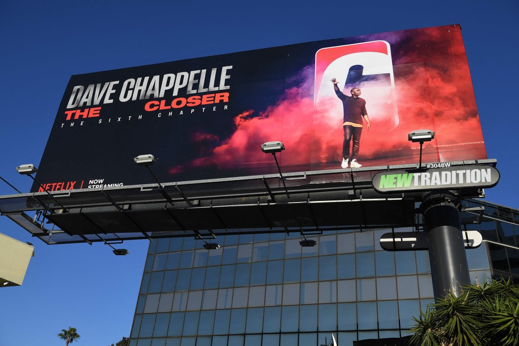 Una valla publicitaria para el especial de Netflix de Dave Chappelle "Cuanto más cerca" se ve en Hollywood, California