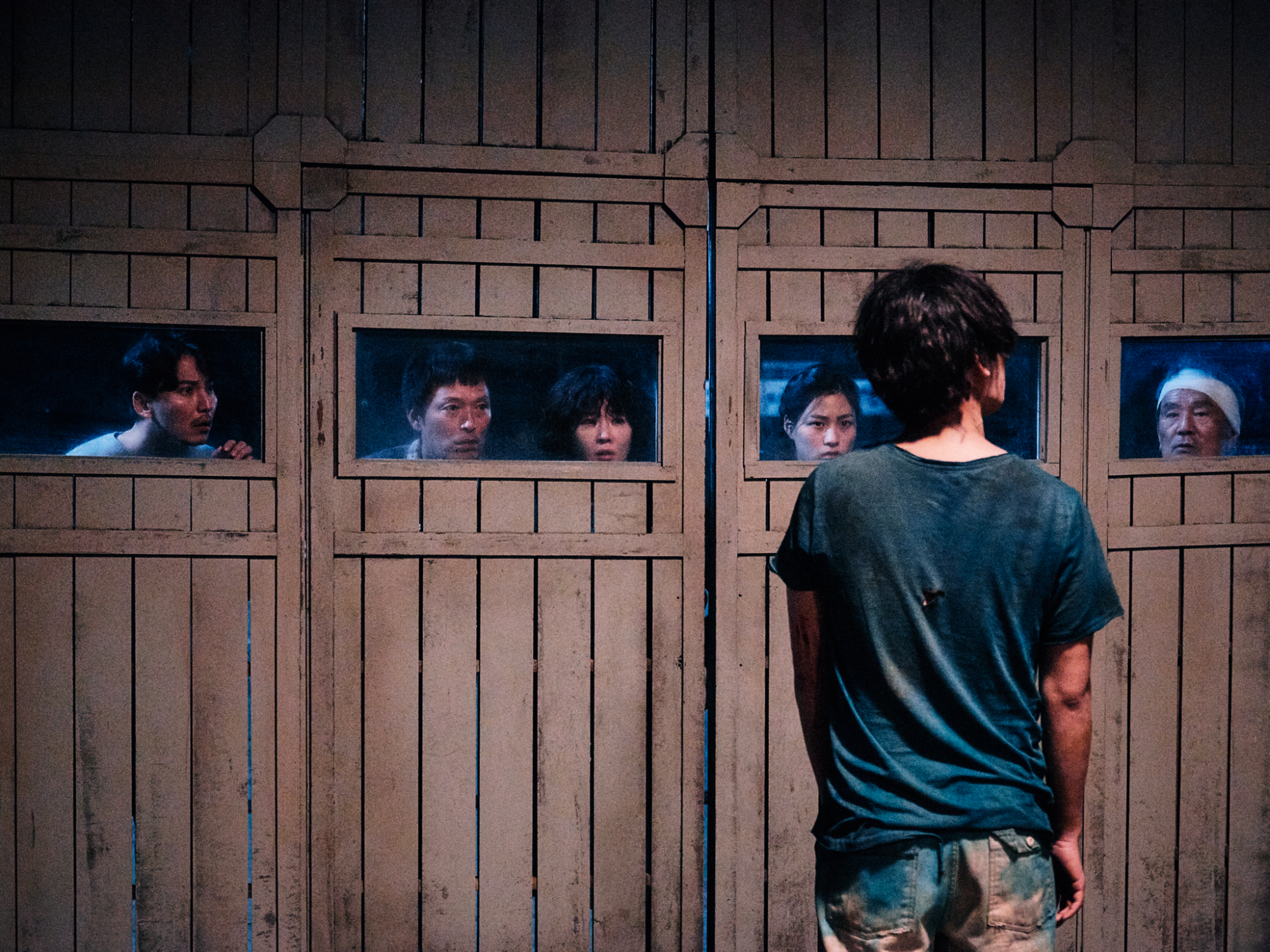 Una familia observa a un zombi desde una distancia segura en "Zombie para la venta."