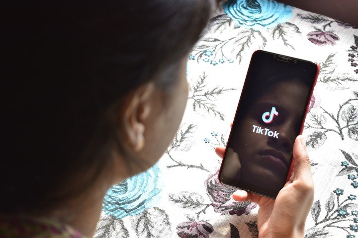 Los perfiles de TikTok son cada vez más buscados por los delincuentes digitales.  Foto: Funstock / Shutterstock