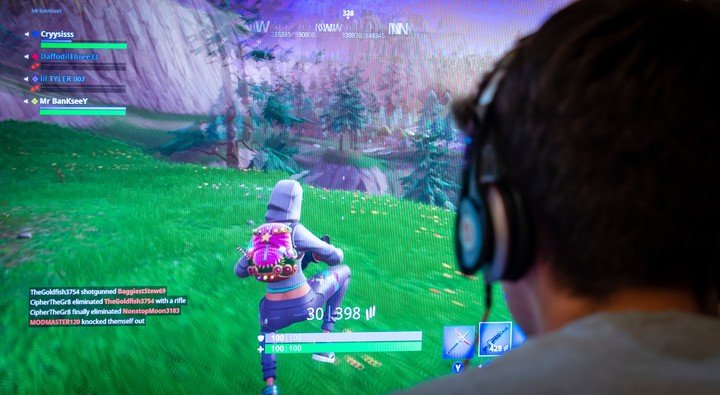 Los delincuentes buscan robar perfiles de Fortnite y luego vender las monedas virtuales por dinero real en la web oscura.  Foto Shutterstock.