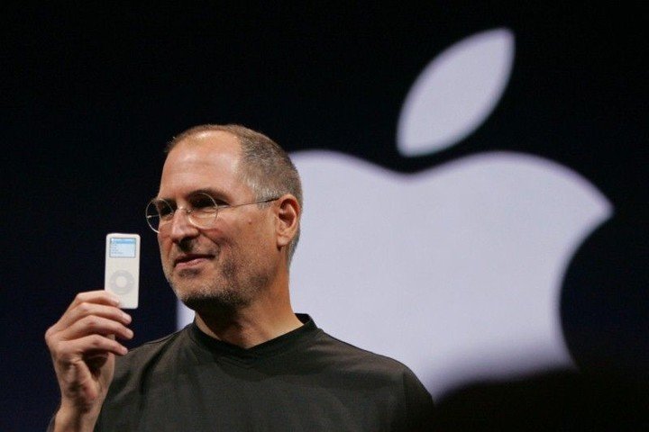 Steve Jobs presenta el iPod en 2001. AP Photo