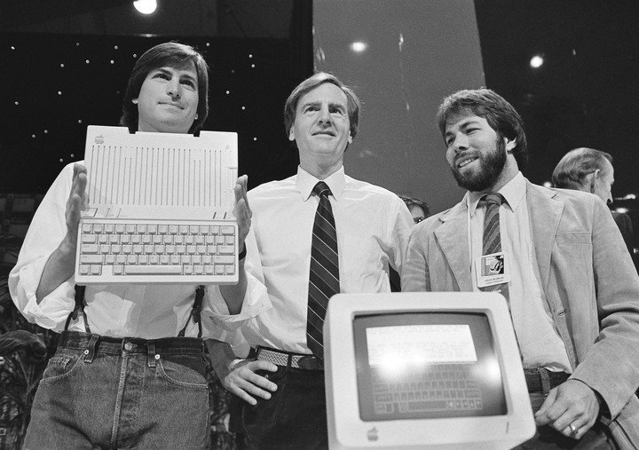 Steve Jobs con John Sculley y Steve Wozniak.  Foto AP