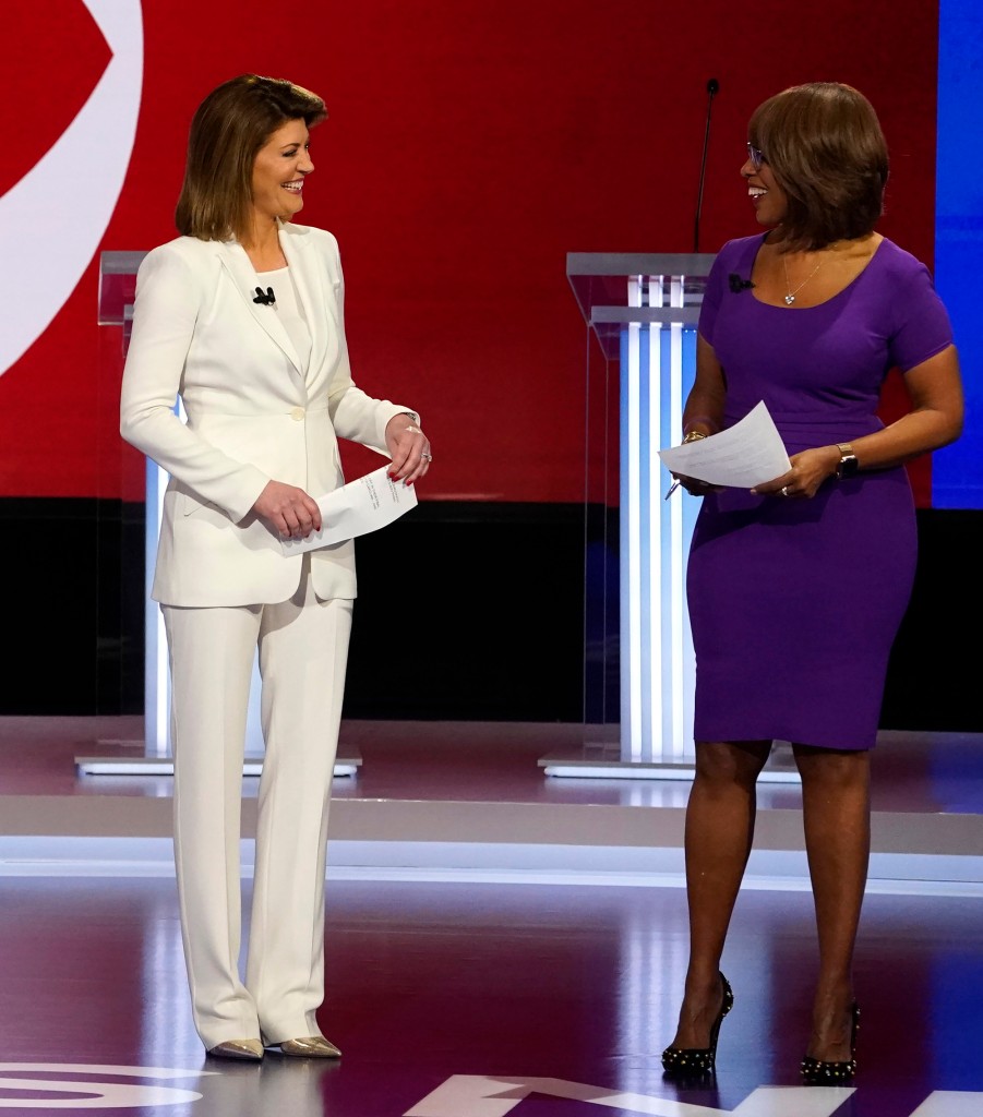 Los moderadores del debate Norah O'Donnell y Gayle King suben al escenario para el décimo debate presidencial demócrata de 2020 en el Gaillard Center en Charleston, Carolina del Sur.