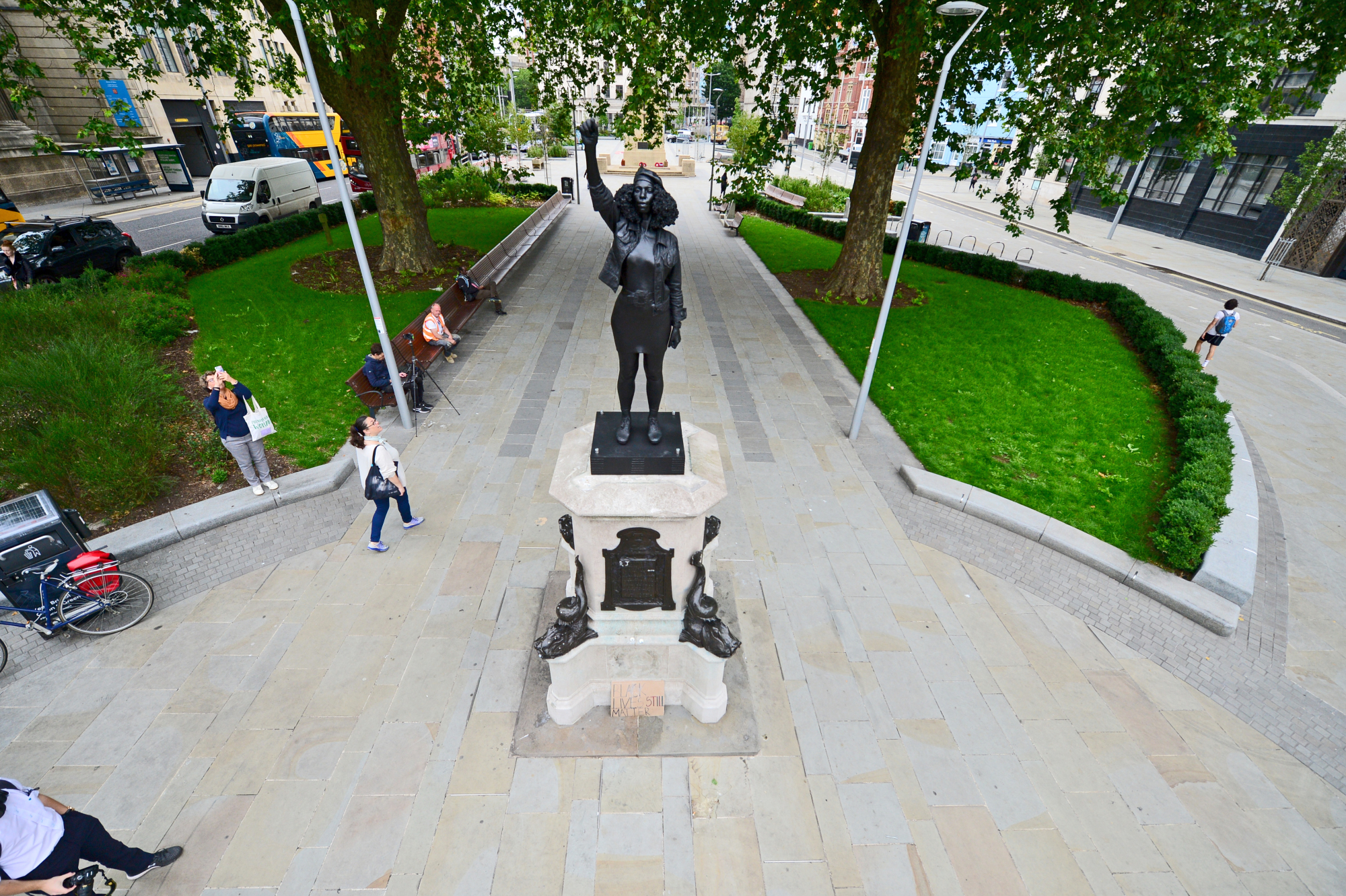 "Una oleada de poder (Jen Reid) 2020" por el escultor Marc Quinn se instaló en el sitio de la estatua del comerciante de esclavos Edward Colston.  Fue retirado por el Ayuntamiento de Bristol 24 horas después.