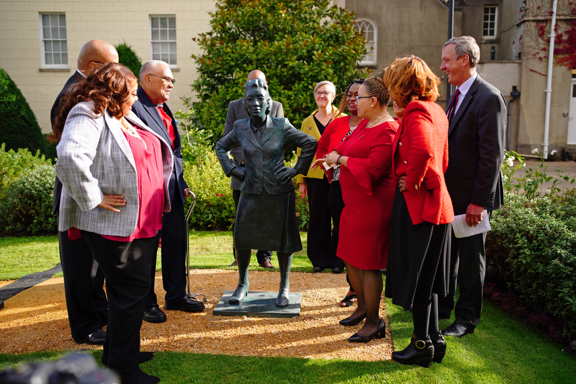 La familia de Henrietta Lacks en la inauguración de una estatua en el 70 aniversario de su muerte en Royal Fort House en Bristol.