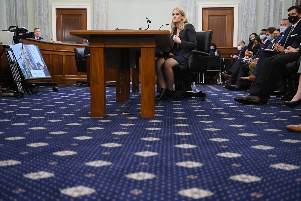 Frances Haugen testificando en el Senado