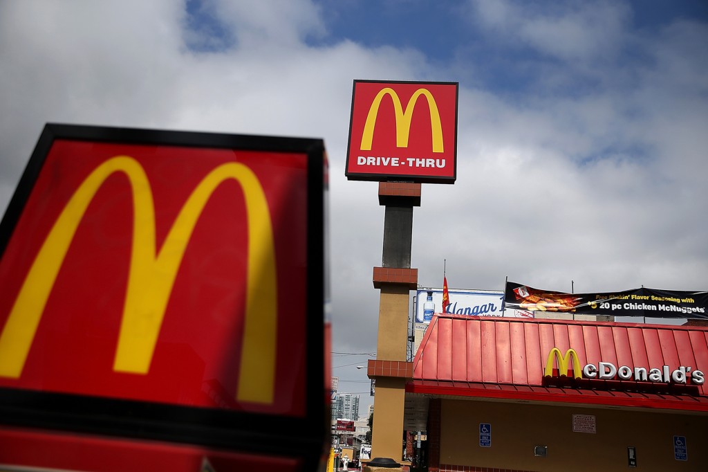 Un letrero se encuentra afuera de un restaurante McDonald's el 9 de febrero de 2009 en San Francisco.