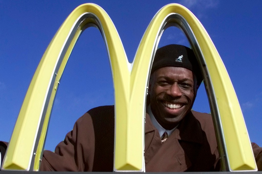 El ex jugador de la MLB, Herb Washington, demandó previamente a McDonald's por discriminación racial de los dueños de franquicias negras.