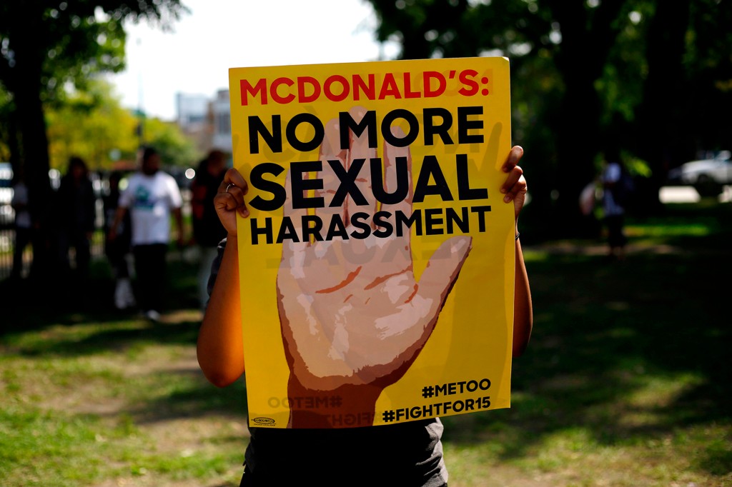 Un empleado de McDonald's sostiene un cartel en protesta por presunto acoso sexual en el lugar de trabajo en Chicago, Illinois, el 18 de septiembre de 2018.