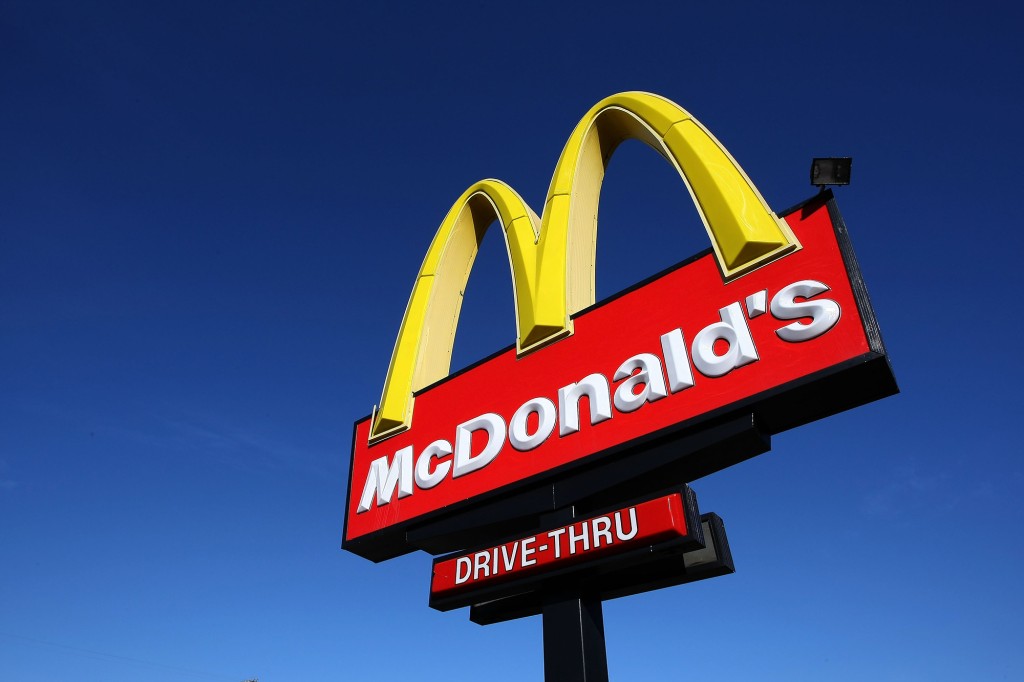 Un letrero se encuentra afuera de un restaurante McDonald's el 9 de febrero de 2009 en San Francisco.