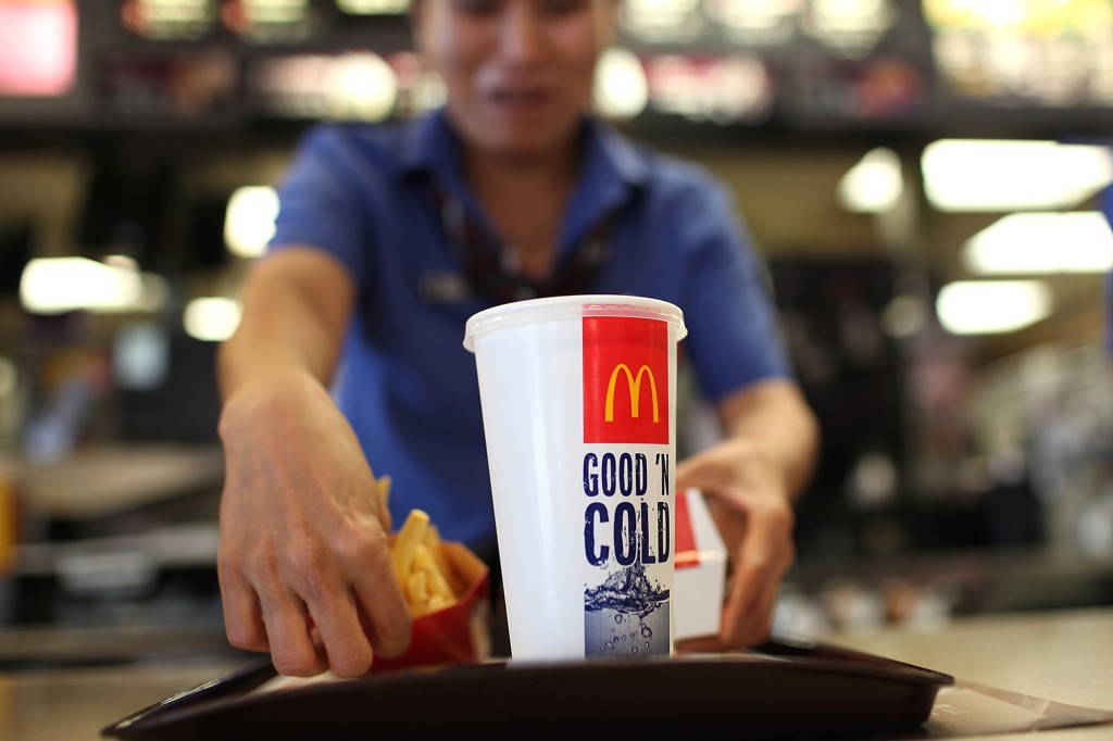 Un empleado de McDonald's prepara un pedido durante un evento de contratación de un día en un restaurante McDonald's el 19 de abril de 2011 en San Francisco, California.