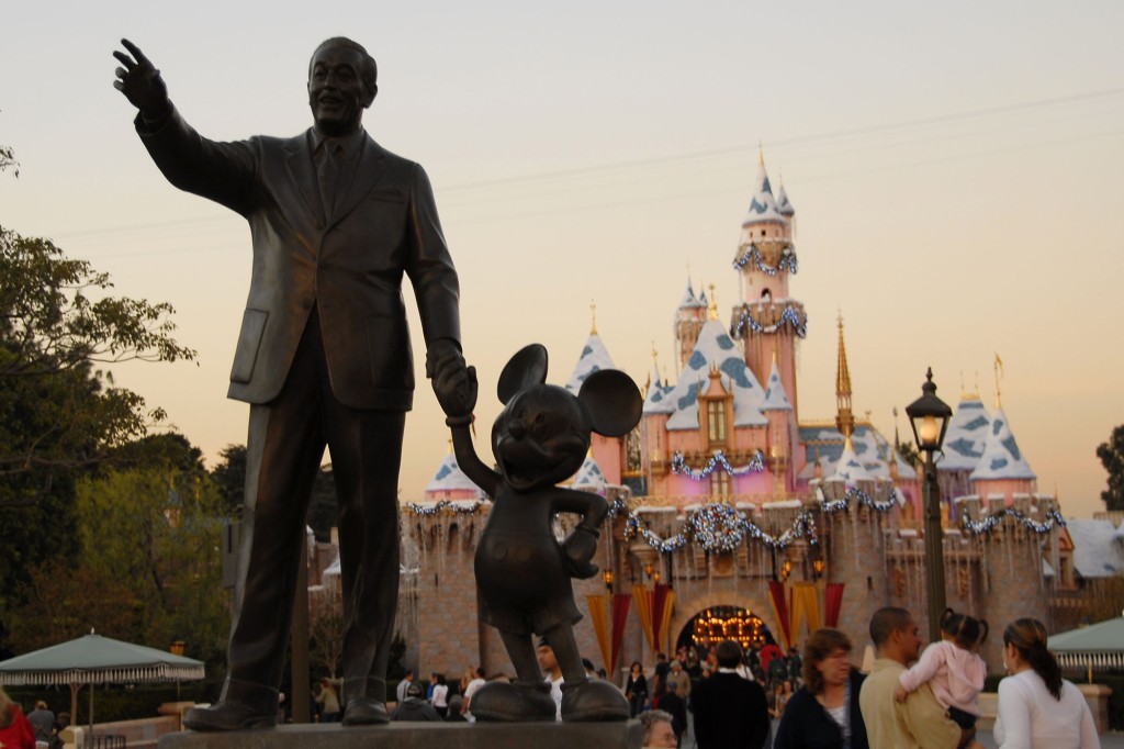 Estatua de Walt Disney y Mickey Mouse en el Castillo Navideño de la Bella Durmiente de Disneyland y "Cree en la magia navideña" Espectáculo de fuegos artificiales celebrado en Disneyland Resort el 13 de diciembre de 2007 en Anaheim, California. 