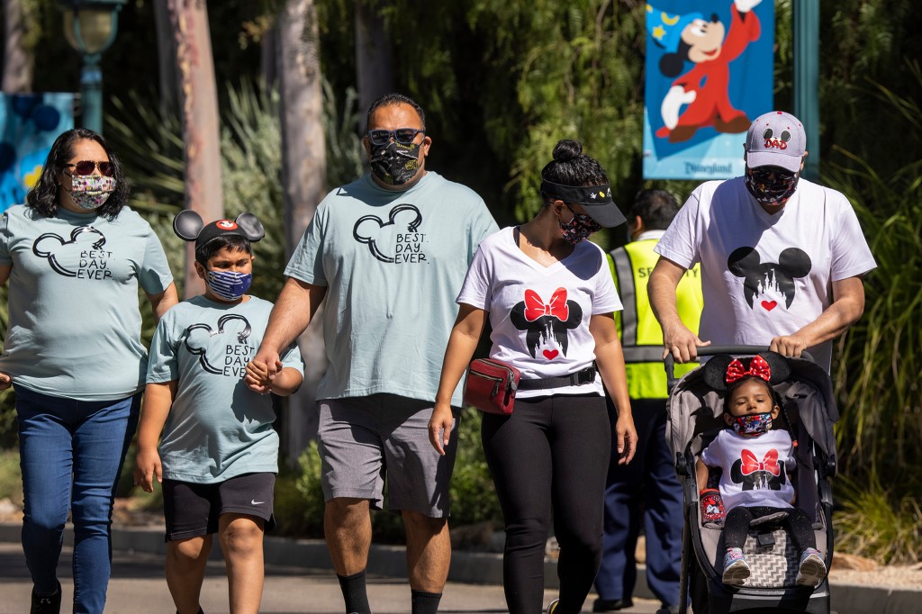 La gente ingresa al Parque Disneyland cuando reabre por primera vez desde que la pandemia de COVID 19 obligó al parque a cerrar en 2020.