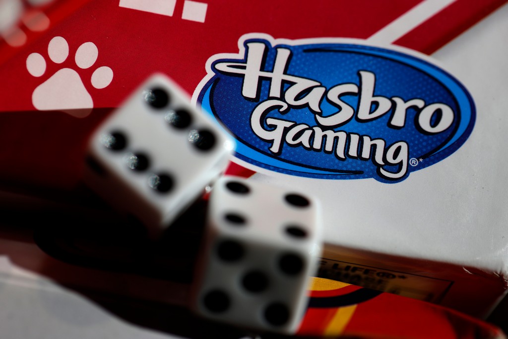 Logotipo de juego de Hasbro y un par de dados.