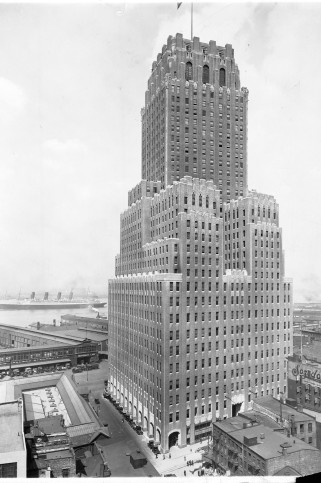 Fotografía en blanco y negro del edificio emblemático de Verizon en 140 West Street fotografiado en 1955