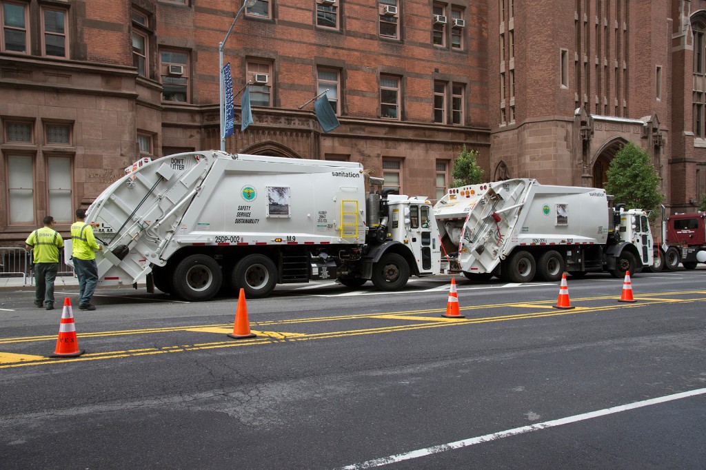 El departamento de saneamiento de Nueva York camiones estacionados a lo largo de una calle