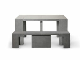 Mesa gris con banco